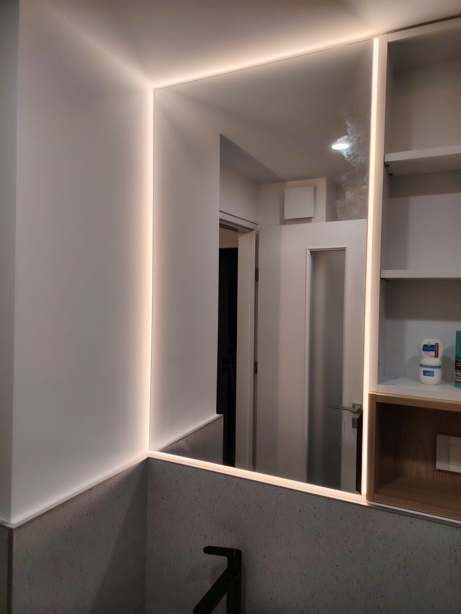 Bară de nul și conexiuni etichetate în tablou electric