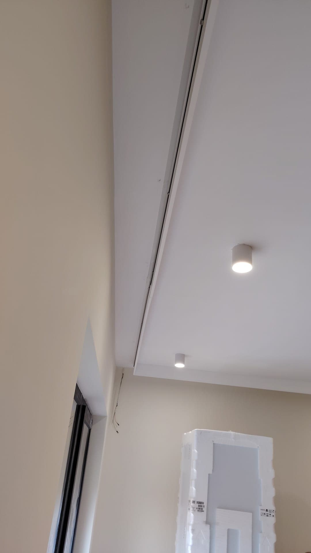 Spot LED montat la tavan, în timpul lucrărilor
