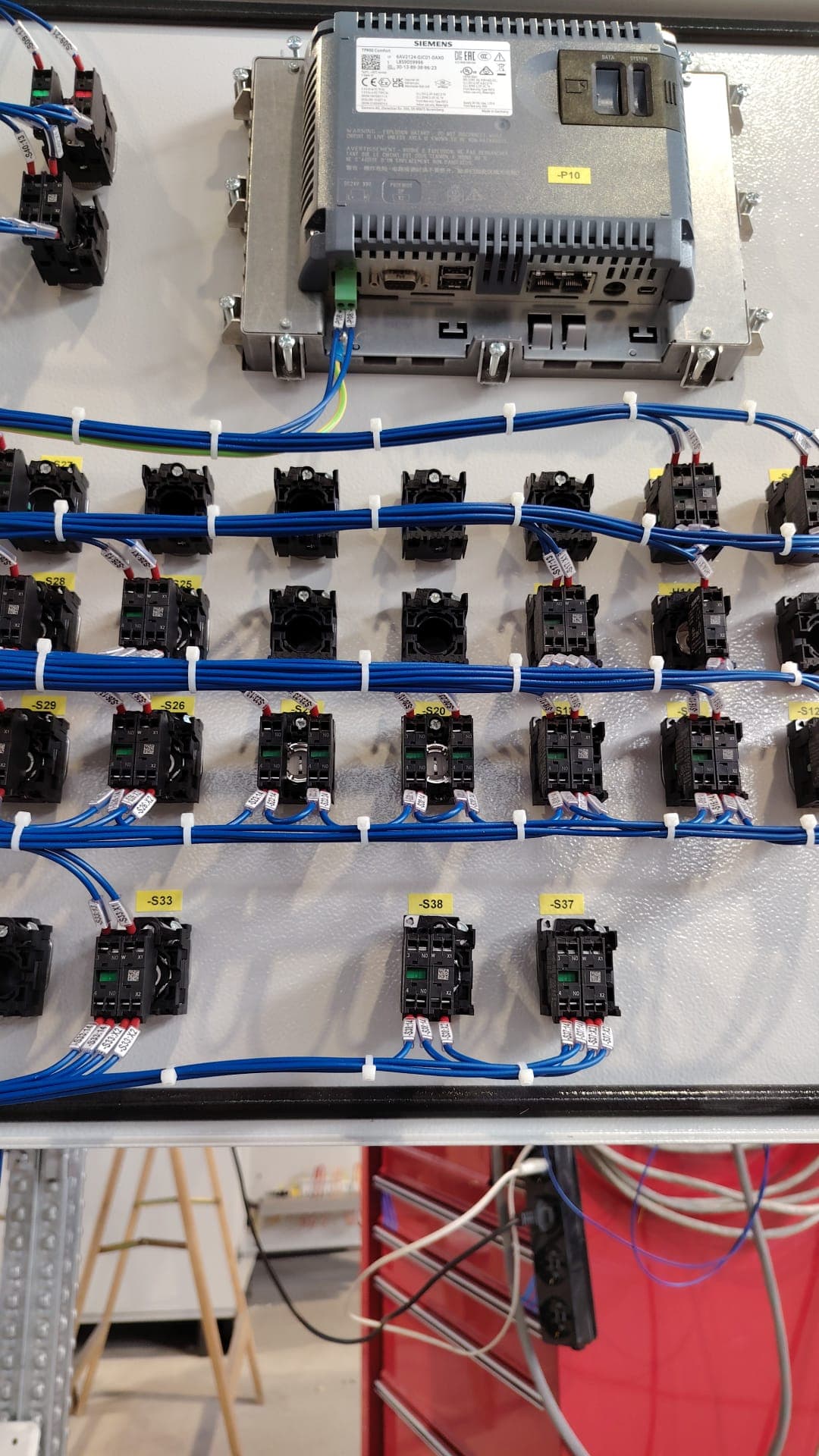 Panou de control cu butoane și HMI Siemens